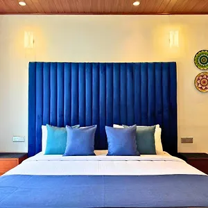 https://queens-mount.kandyhotelsnow.com